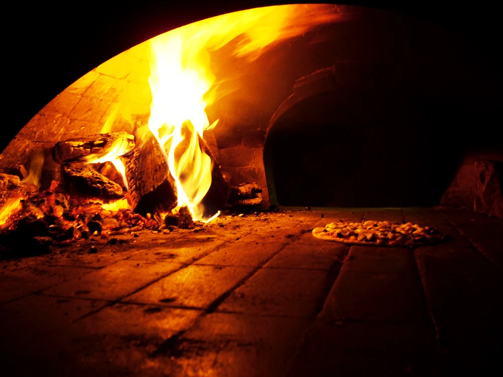 
    În Napoli, pizza trebuie preparată, prin lege, pe cuptor cu lemne  