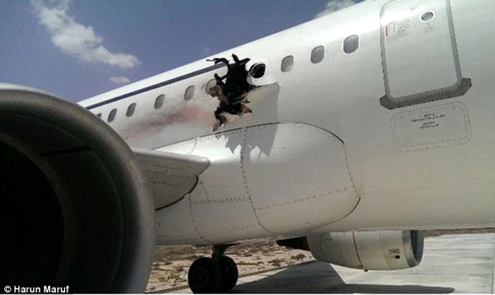 Explozia a lăsat o gaură în avion, prin care un bărbat a căzut Foto: dailymail.co.uk