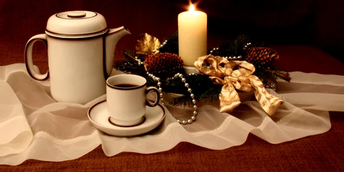 Cumpărătorii găsesc la târg diverse ornamente