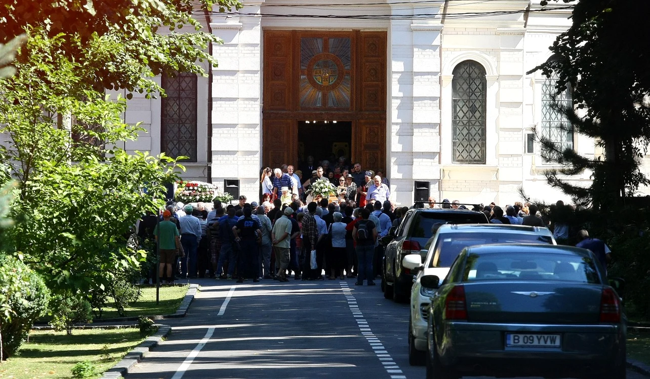 Înmormântarea fostul om de afaceri a atras o mulţime de curioşi FOTO: MARIAN ILIESCU