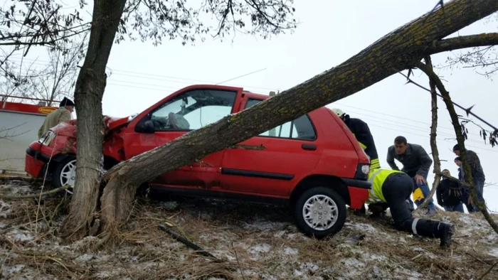 Bărbatul a rămas suspendat mai bine de jumătate de oră pe marginea râpei, blocat în autoturism