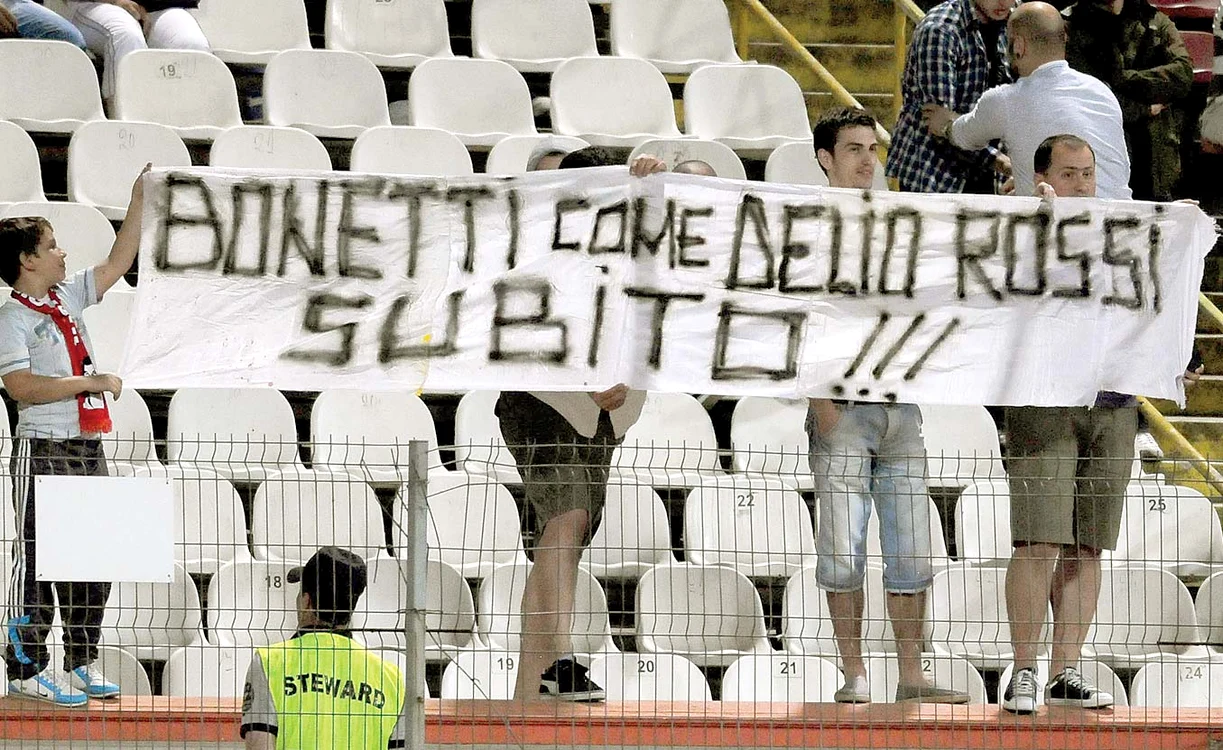 Fanii îi ţin partea italianului
