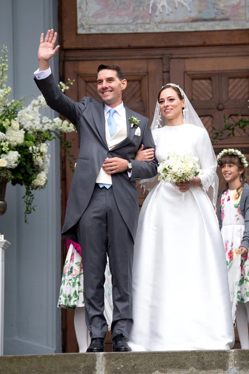 Principele Nicolae și proaspăta lui soție, Alina, la ieșirea din Biserica Sfântul Ilie, din Sinaia