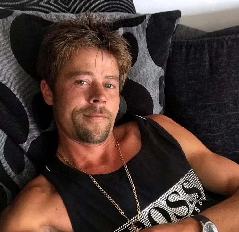 
    Nathan Meads, 35 de ani, seamănă mult cu mega-starul de la Hollywood  