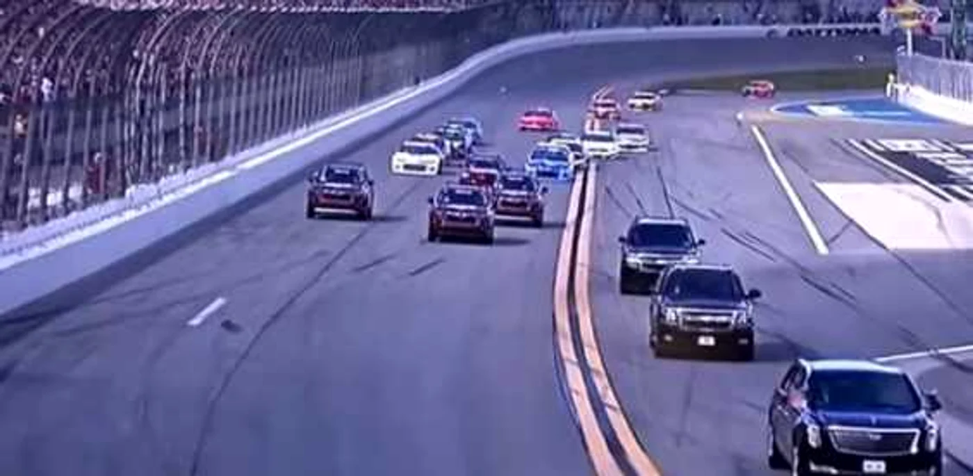 „Bestia“ lui Trump, cap de coloană la cea mai urmărită cursă Nascar Captură YouTube