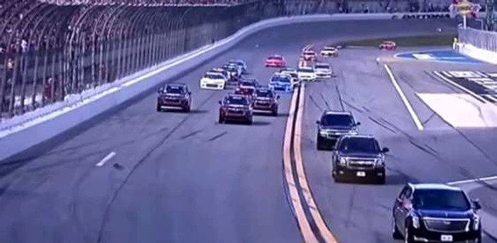 „Bestia“ lui Trump, cap de coloană la cea mai urmărită cursă Nascar Captură YouTube