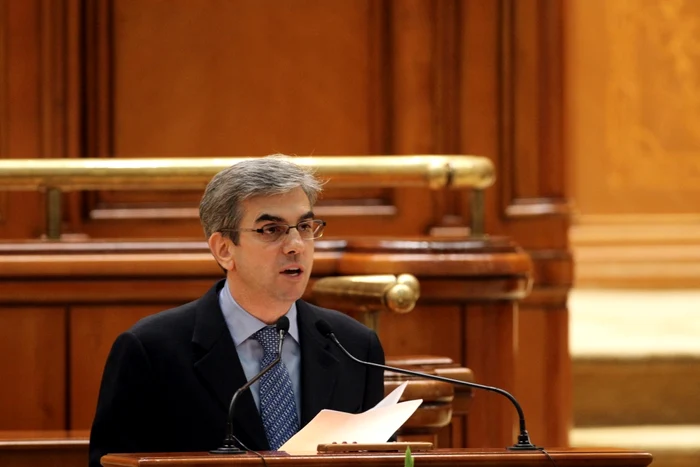 Liberalul Eugen Nicolaescu are propria viziune asupra modului în care ar trebui modificată legislaţia privind referendumul pentru demiterea preşedintelui   FOTO: Mediafax