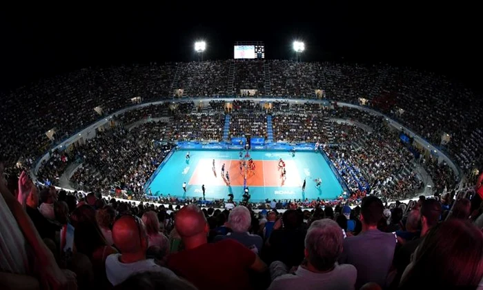Peste 11.000 de oameni au asistat, la Roma, la meciul de deschidere al Campionatului Mondial de voleiFOTO: FIVB