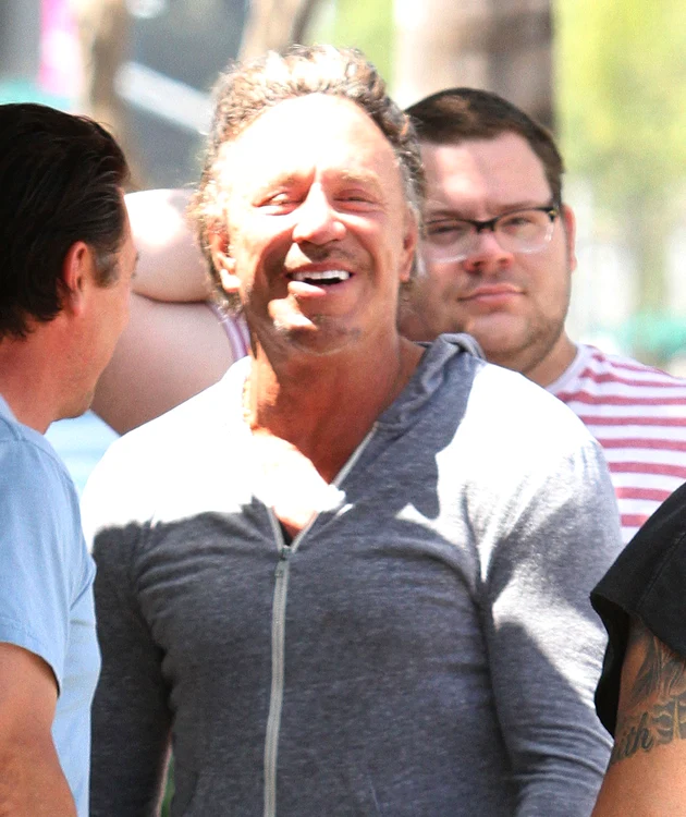 Starul din "Luptătorul" e de nerecunoscut după ce ani de zile s-a desfigurat cu operaţii estetice