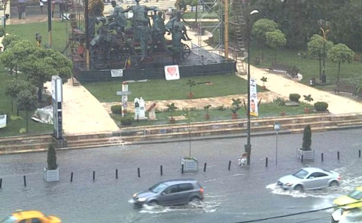Canalizarea din Bucureşti nu a făcut faţă ploilor din ultimele zile