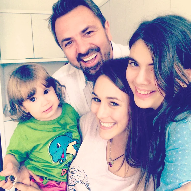 
    Horia Brenciu, fericit între fetele lui: Mina, Andreea şi Maria (dreapta)Foto: arhiva personală  