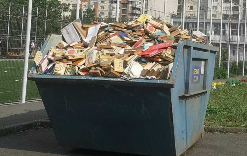 O şcoală din Cluj aruncă la gunoi sute de cărți? Adevărul din spatele unei știri revoltătoare
