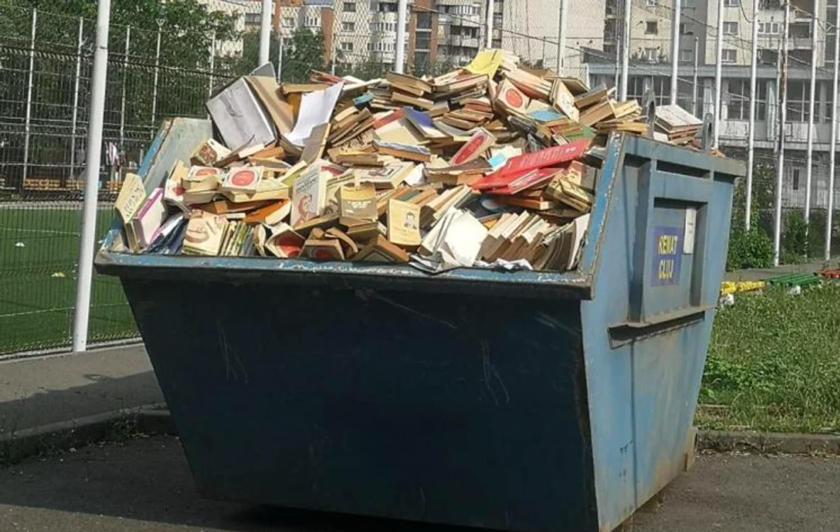 Containerul de cărți din curtea liceului Anghel Saligny din Cluj-Napoca. FOTO: Știri de Cluj