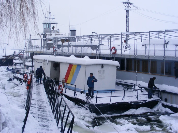 Nava bază "Cerna" a Poliţiei de Frontieră Mehedinţi, afectată de gheaţă FOTO Corina Macavei