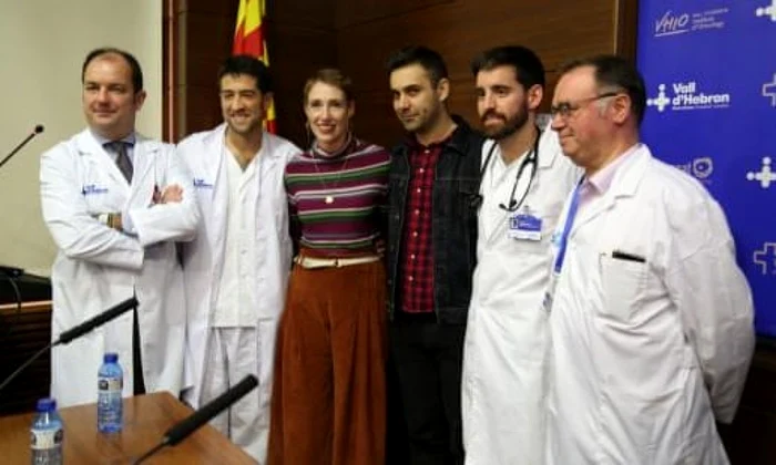 Audrey Mash alături de echipa de medici care a readus-o la viaţă FOTO The Guardian