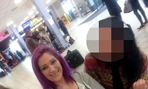 Becky, Lizzie şi a treia fată l au făcut de râs pe aeroport jpeg
