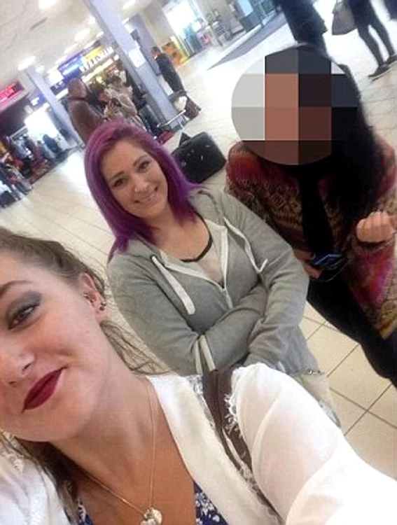 Becky, Lizzie şi a treia fată l-au făcut de râs pe aeroport