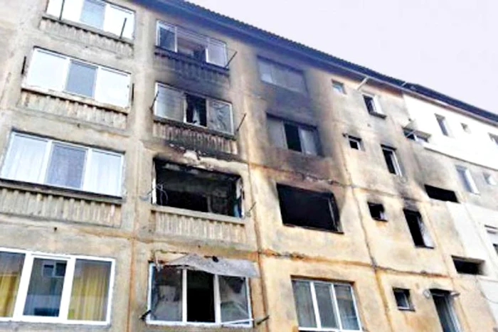 
    Incendiul s-a produs la etajul al  doilea al imobilului  (Fotografii: Neptun TV/ Replica Online)  