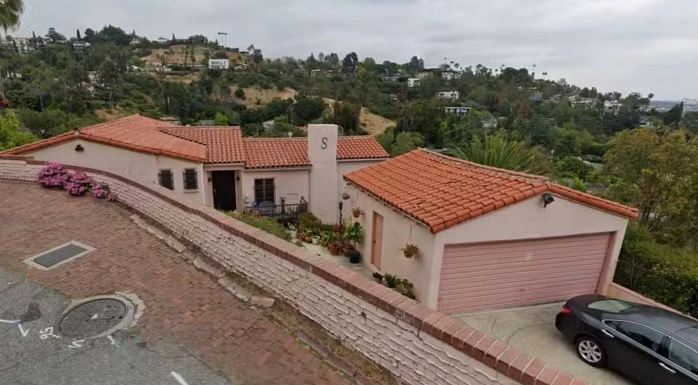 Vila este construită în stil spaniol (Foto: captură video)