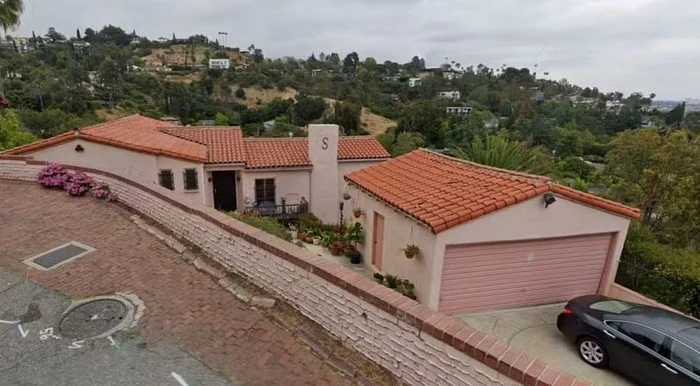 Vila este construită în stil spaniol (Foto: captură video)