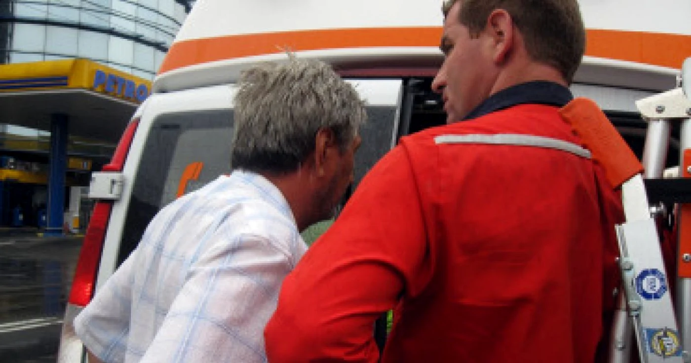 Slatina: Pompierii au transportat o bătrână supraponderală