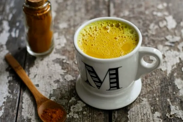 Turmericul este unul dintre ingredientele de bază ale acestei băuturiclickpentrufemei.ro