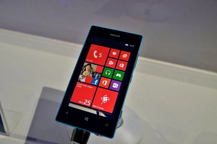 Lumia 520 este, oficial, cel mai puţin dotat telefon cu Windows Phone 8 de la Nokia. FOTO playtech.ro