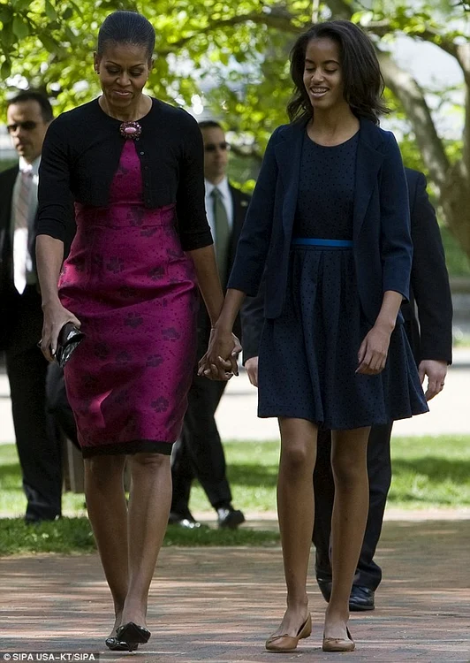 
    Malia Obama, alături de mama sa  