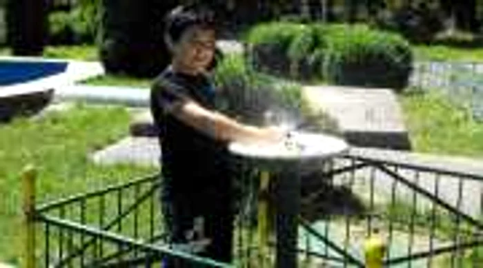 Copiii încearcă să scape de razele soarelui cum pot