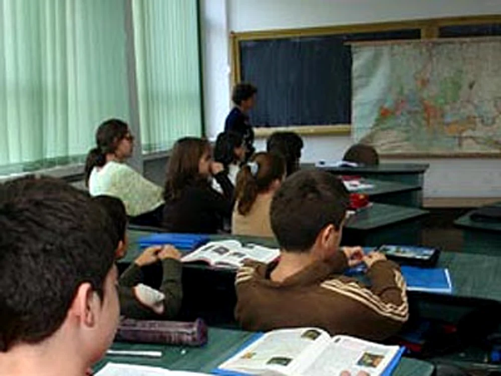 
    Supărat pentru că a primit nota doi, un elev a aruncat cu stiloul înspre cadrul didactic  