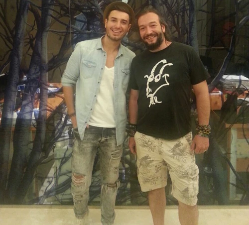 Solistul Faydee (în stânga), alături de Koray Ercelebi, regizorul clipului său și al producției de succes internațional „Suleyman Magnificul”