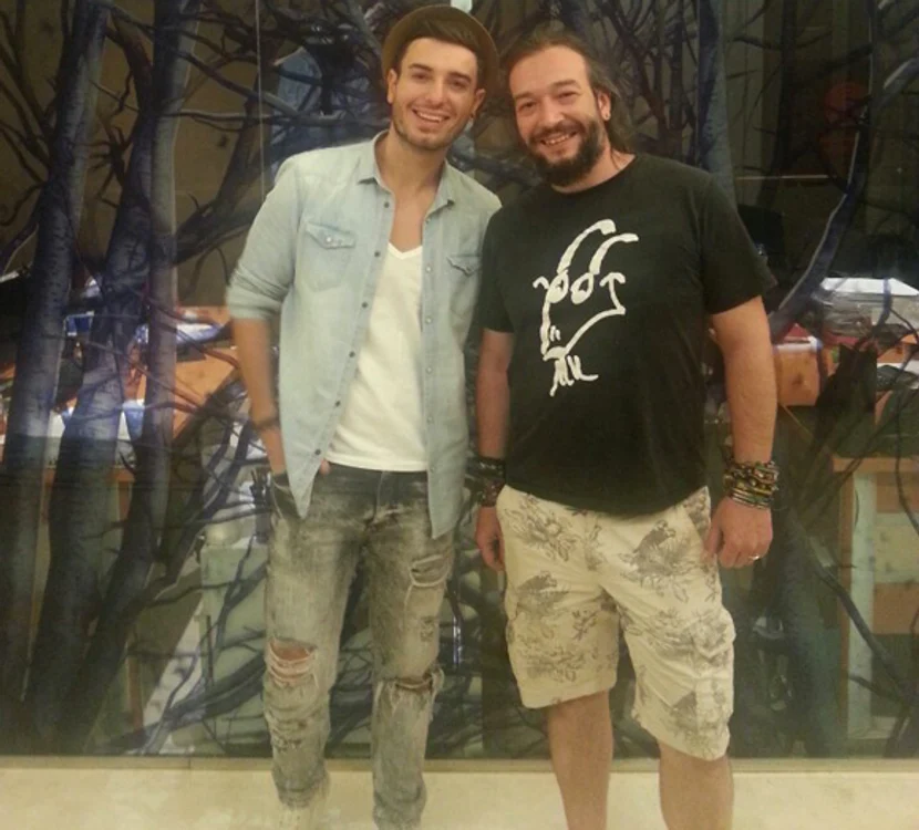 Solistul Faydee (în stânga), alături de Koray Ercelebi, regizorul clipului său și al producției de succes internațional „Suleyman Magnificul”
