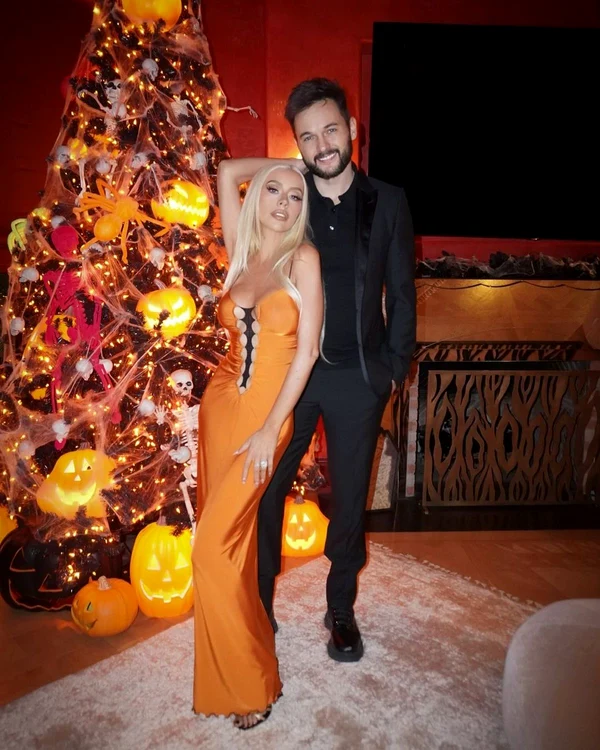 Christina Aguilera și logodnicul ei, Matthew Rutler, în fața unui brad împodobit de Halloween