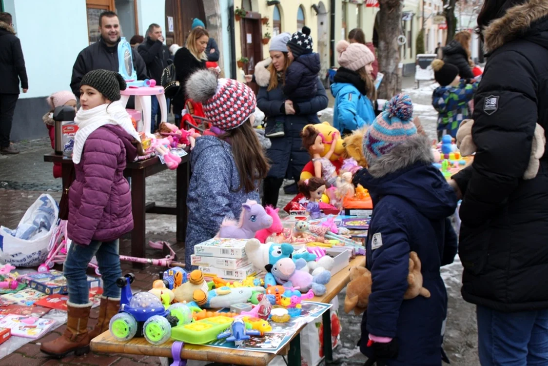 Jucăriile au fost expuse în centrul istoric, pe tarabe improvizate sau chiar pe jos FOTO: Bianca Sara