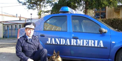 Subofiţerul Ion Azgur alături de câinele din rasa ciobănesc Malinois