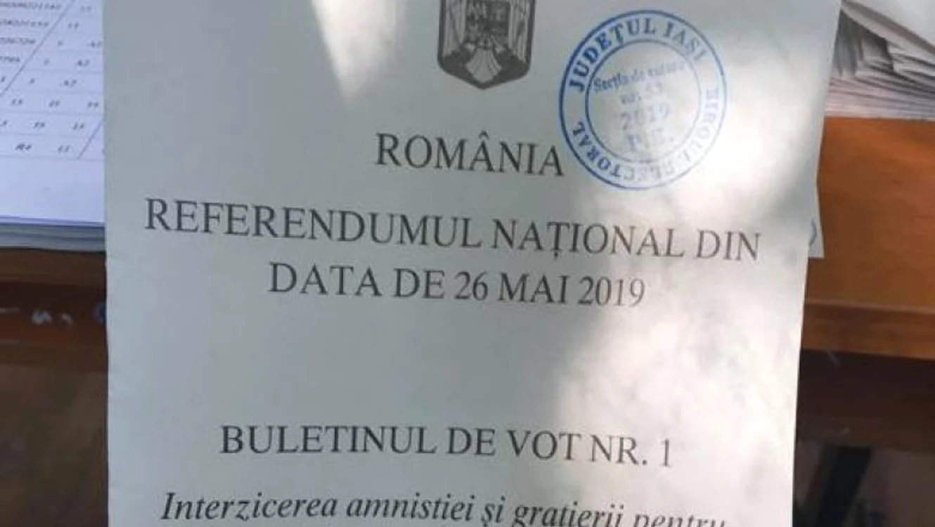 
    Unii președinți de secții de votare au ștampilat buletinele de vot pe prima pagină, și nu pe ultima, cum prevede legeafoto: Facebook  