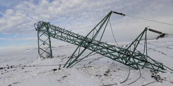 Stalp de inalta tensiune cazut in judetul Tulcea FOTO E Distributie Dobrogea