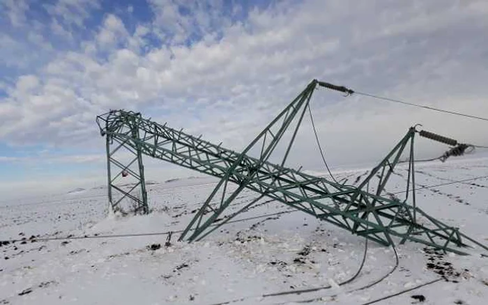 Stâlp de înaltă tensiune căzut                    FOTO E-Distribuţie Dobrogea