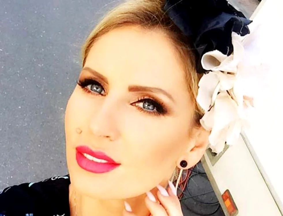 
    Andreea Bănică are un bust impresionant, pe care nu ezită să îl scoată în evidenţă ori de câte ori are ocazia FOTO: Arhiva personală  