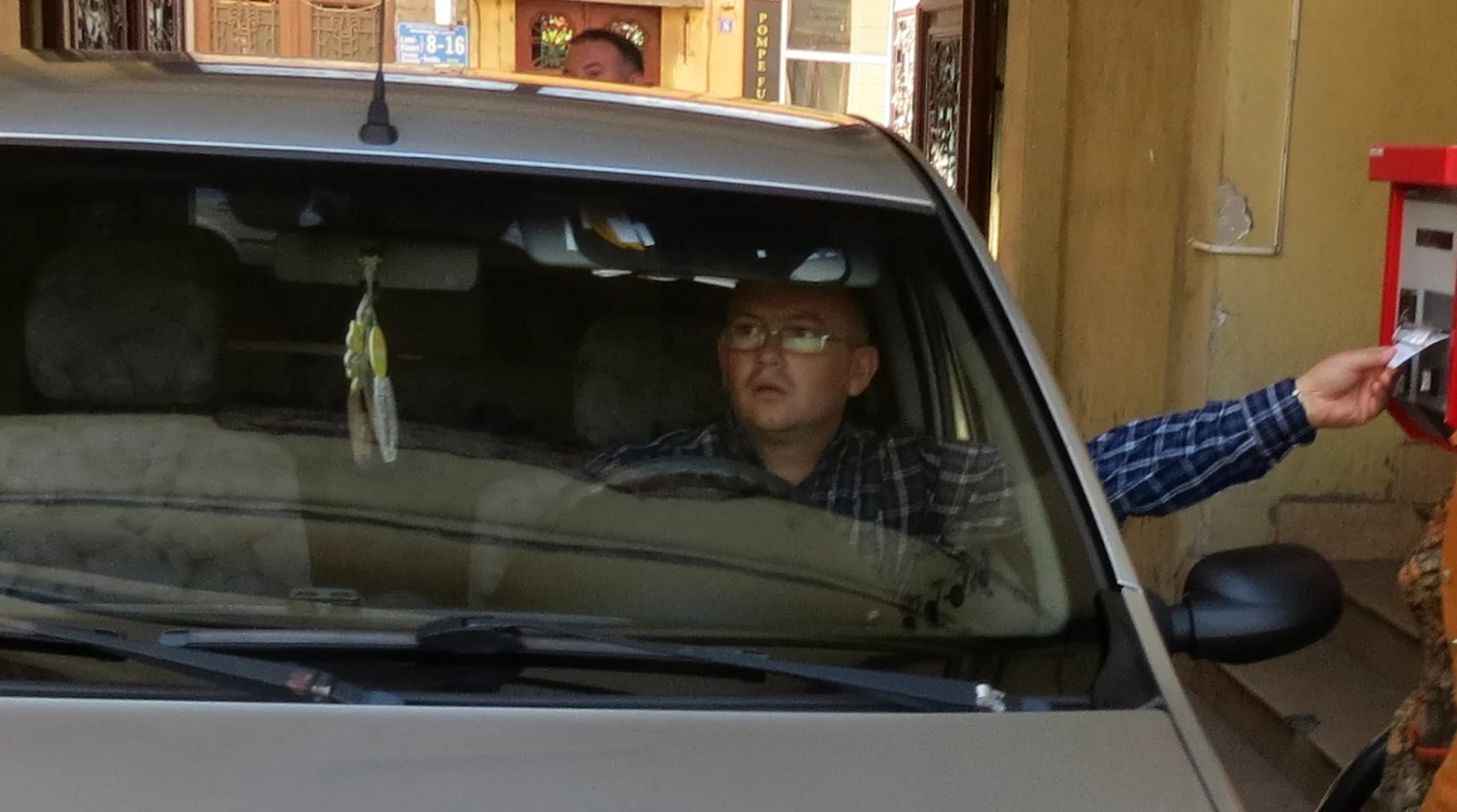 Parcare gratuită în curtea Primăriei