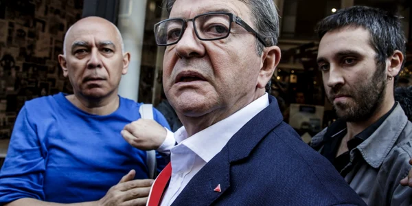 Jean-Luc Melenchon (in prim-plan) protestant fata de perchezitiile efectuate la domiciliul sau si la sediul Frantei Nesupuse FOTO EPA-EFE