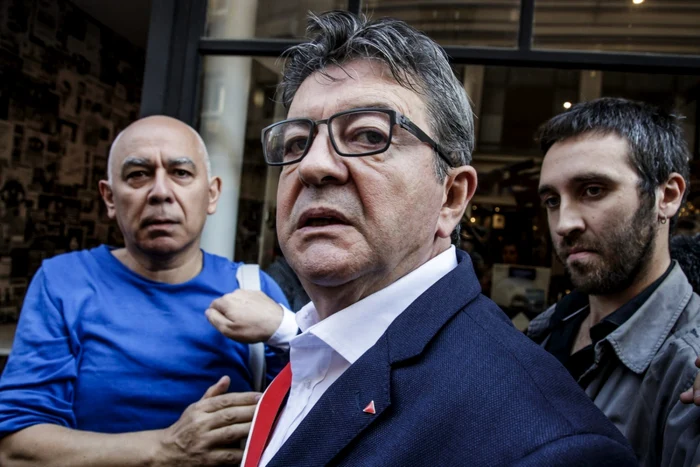 Jean-Luc Melenchon (în prim-plan), liderul stângii radicale franceze, protestând faţă de percheziţiile efectuate la domiciliul său şi la sediul partidului pe care îl conduce FOTO EPA-EFE