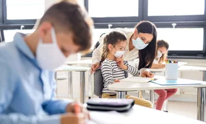 elevi la scoala cu masca jpeg