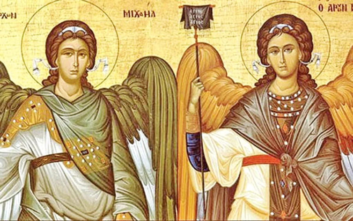 
    La Arhanghelii Mihail şi Gavriil se roagă femeile, în ziua Sărbătorii, cerând ajutor şi protecţie  
