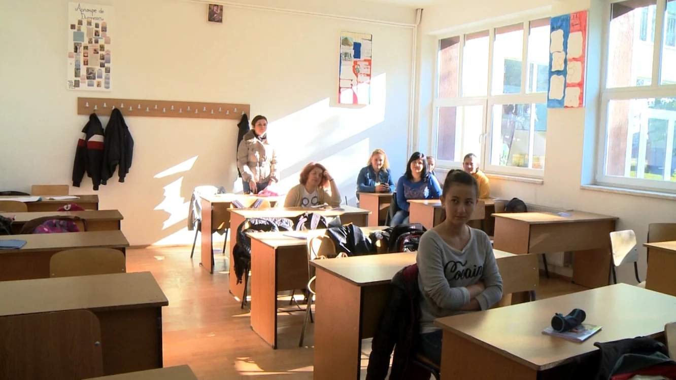 Cei care nu se conformează riscă, în funcţie de gravitatea faptei, de la mustrare cu scăderea unui punct la purtare până la mutarea disciplinară la o altă şcoală