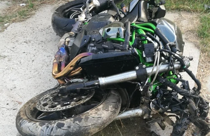 Motocicleta era condusă de un tânăr de 31 de ani. Foto ISU Argeş