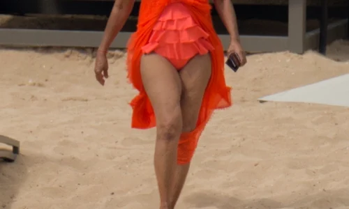 Diana Ross hits the beach with some of her kids and grandkids! jpeg