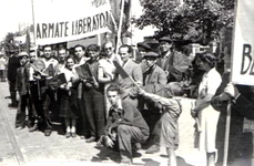Foto 5 Întâmpinarea Armatei Roşii de în Colentina, 29 august 1944 (Fototeca online a comunismului românesc Cota 36 1944) jpg