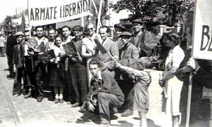 Foto 5  Întâmpinarea Armatei Roşii de  în Colentina, 29 august 1944  (Fototeca online a comunismului românesc Cota 36 1944) jpg