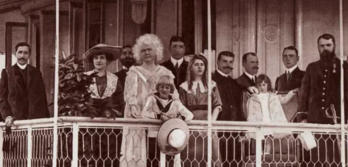 Regina Elisabeta, pe terasa Pavilionului Regal de la mare FOTO Muzeul Portului Constanţa